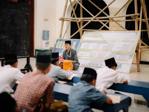 Lestarikan Tradisi Keilmuan, Mahasiswa KKN UNUGHA  Cilacap Ampu Pengajaran Kitab Sulamunnajat sebagai Proker Inovasi