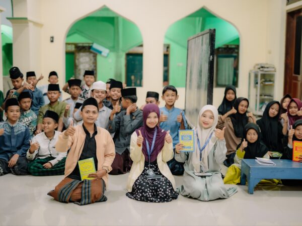 KKN UNUGHA Cilacap Ikut Meriahkan Rutinan Latihan AL Barzanji Bersama Santriwan-Santriwati Ponpes Al Ikhsan & Ibu-ibu Jama'ah Masjid Jami' Al Ikhsan