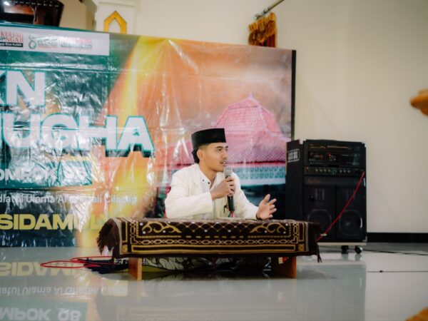 KKN UNUGHA Cilacap Bersama Warga Sekitar Gelar Rutinan Al Barzanji Keliling di Masjid Jami' Al Ikhsan